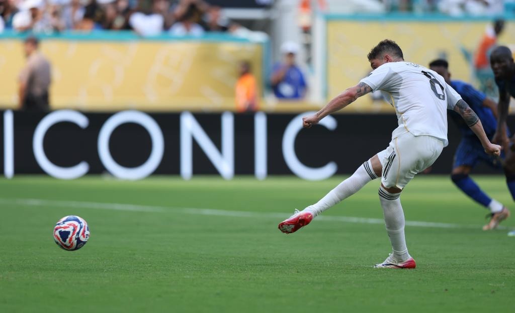 慈善足球赛｜红军蓝狮元老队重现经典 高佬跳机械人舞庆祝进球